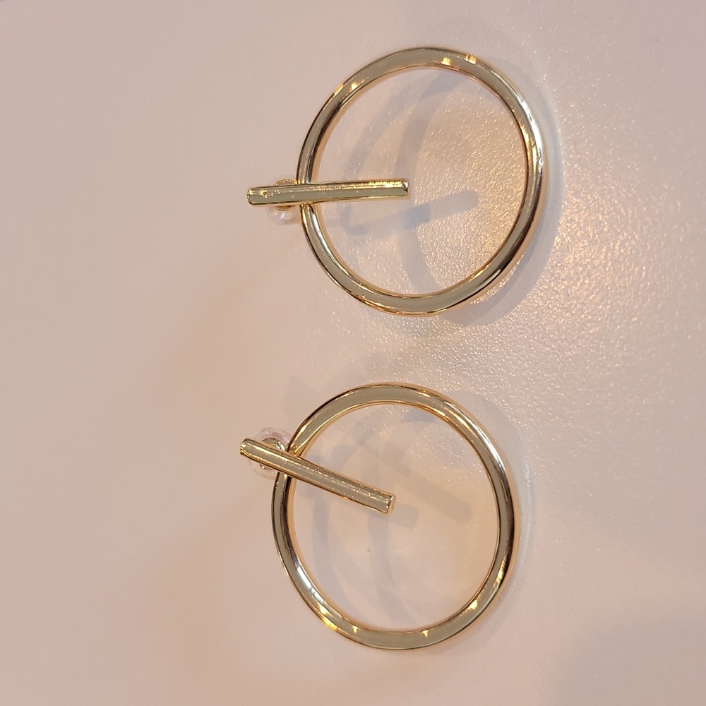 Gold minimalist earrings. OS.